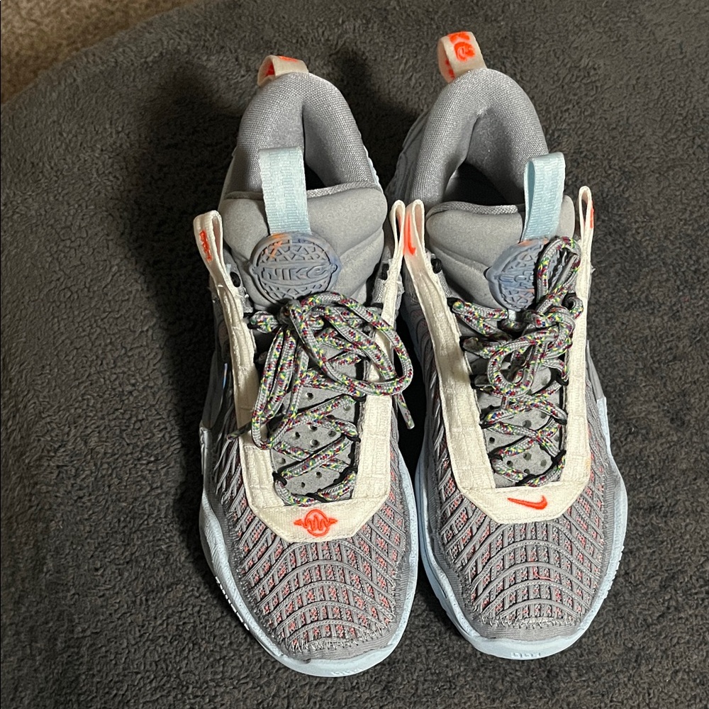 Women size 5.5 Nike cosmic unity space hippy sneakers